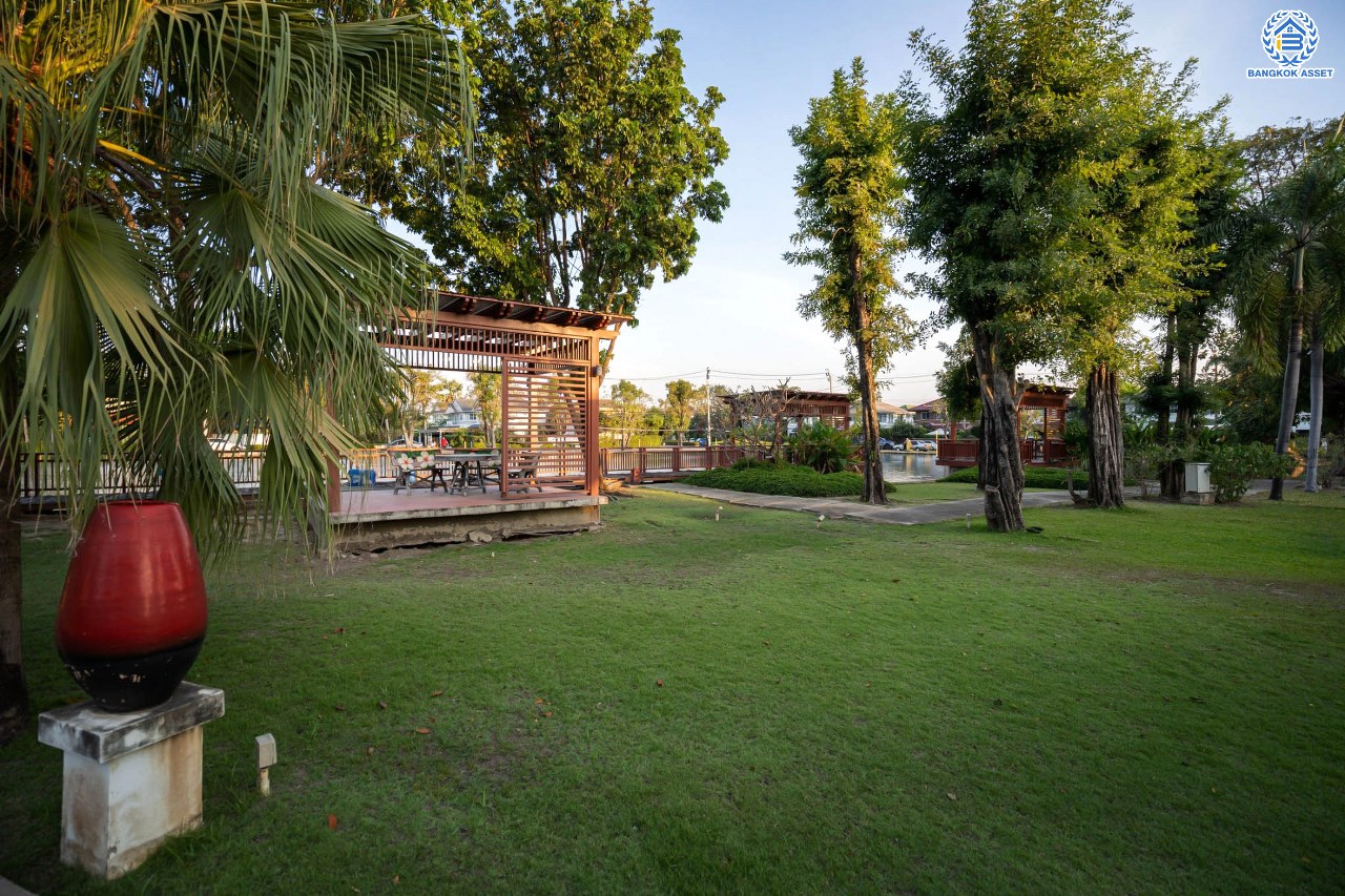 บ้านมือสองตกแต่งใหม่ จากแบรนด์ L&H โครงการ พฤกษ์ลดา1 บางใหญ่ บนเนื้อที่ 50 ตร.ว. ฟังก์ชัน 3 ห้องนอน 2 ห้องน้ำ 2 ที่จอดรถ Facility ครบครัน อีกทั้งยังใกล้สวนสาธารณะ ทำเลเดินทางสะดวก เชื่อมต่อถนนกาญจนาภิเษก ใกล้รถไฟฟ้าสายสีม่วง "สถานีคลองบางไผ่" และทางด่วน "กาญจนาภิเษก"...